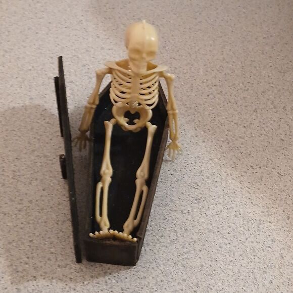 HALLOWEEN TABLETOP DECORATION 6" X 4" X 3" skeleton sitting in wooden coffin - Picture 3 of 4
